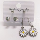 Beyaz Papatya Küpe 3 lü Set 982 Beyaz Papatya Küpe 3 lü Set 982